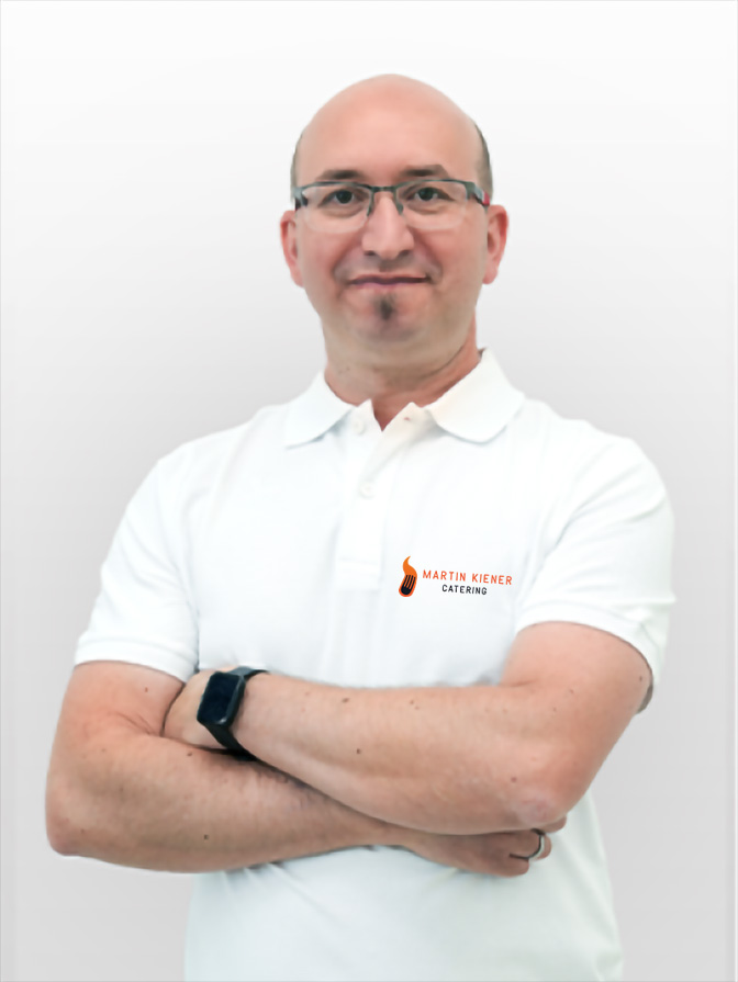 Martin Kiener Catering, MK Catering Absdorf, Exklusives Event-Catering für Hochzeiten, Business-Events & Private Feiern Egal ob Polterer oder Taufe, wir machen für dich dein eigenes Event. Maßgeschneiderte Menükonzepte – kreativ, saisonal & hochwertig Elegante Buffets, stilvolles Flying Food oder kleine Party Platten für den Geburtstag. Live-Cooking & Premium-Burger als kulinarisches Highlight Feine vegetarische & vegane Kreationen sowie besondere Sportliche Ernährungswünsche Professioneller Getränke- & Barservice Hochwertiges Equipment, Servicepersonal & Eventbetreuung Reibungsloser Auf- und Abbau für einen perfekten Ablauf.