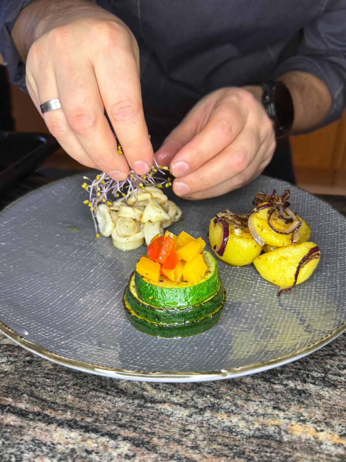 Martin Kiener Catering, MK Catering Absdorf, Exklusives Event-Catering für Hochzeiten, Business-Events & Private Feiern Egal ob Polterer oder Taufe, wir machen für dich dein eigenes Event. Maßgeschneiderte Menükonzepte – kreativ, saisonal & hochwertig Elegante Buffets, stilvolles Flying Food oder kleine Party Platten für den Geburtstag. Live-Cooking & Premium-Burger als kulinarisches Highlight Feine vegetarische & vegane Kreationen sowie besondere Sportliche Ernährungswünsche Professioneller Getränke- & Barservice Hochwertiges Equipment, Servicepersonal & Eventbetreuung Reibungsloser Auf- und Abbau für einen perfekten Ablauf.